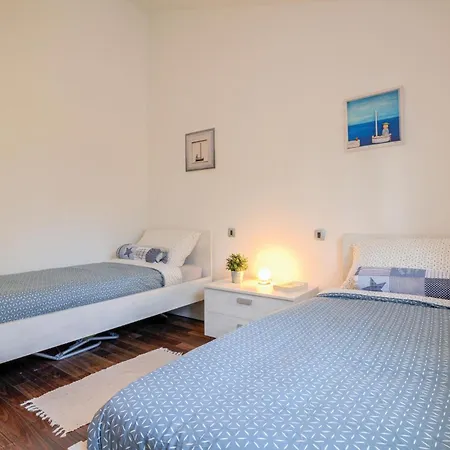 Two-bedroom In Hébergement de vacances Banjole